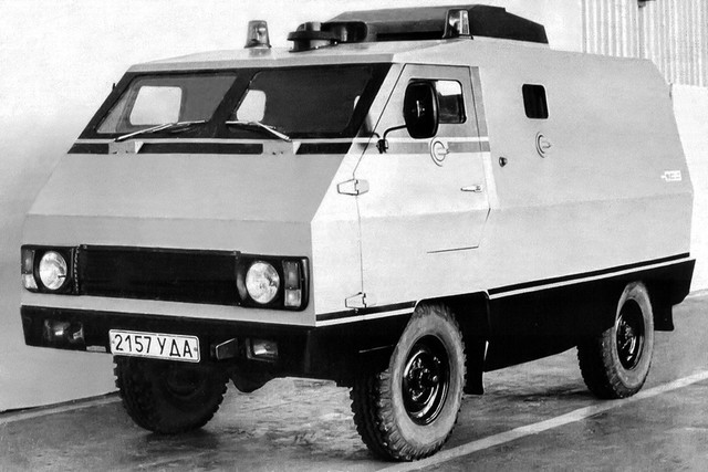 В середине 1980-х в Ижевске разработали бронированный автомобиль Иж-039 для перевозки ценностей на базе УАЗ-3303-01 с оригинальным кузовом. Всего построили лишь 2 опытных образца.