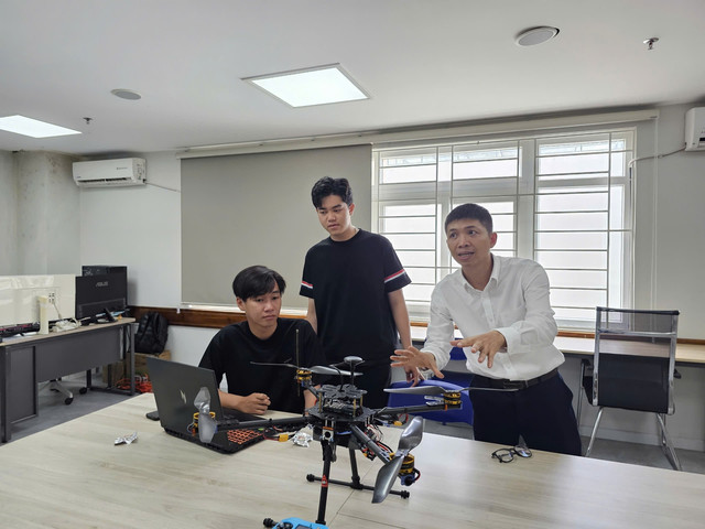 Sinh vi&ecirc;n IATAI thực h&agrave;nh v&agrave; nghi&ecirc;n cứu c&ocirc;ng nghệ UAV tại ph&ograve;ng LAB