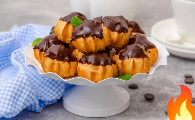 Постер Профитроли со сливочным кремом и шоколадной глазурью