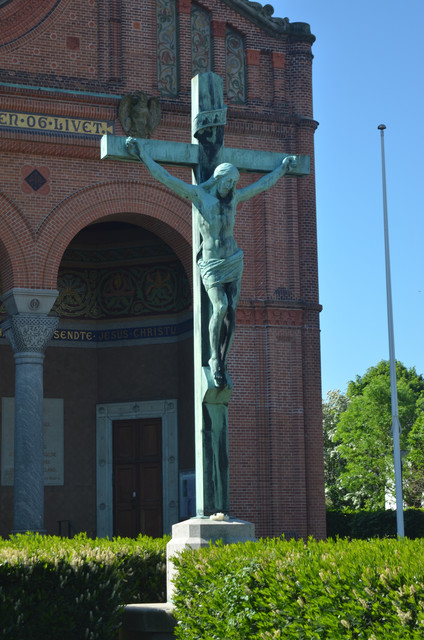 Crucifix sculpture in front of Jesuskirken