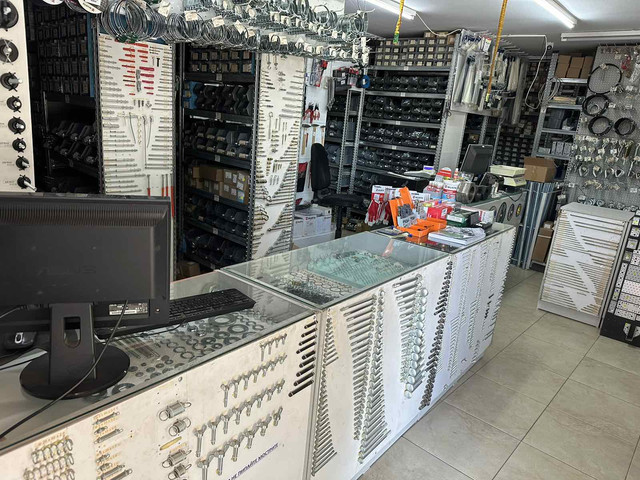 Вътрешността на магазина с рафтове крепежни елементи