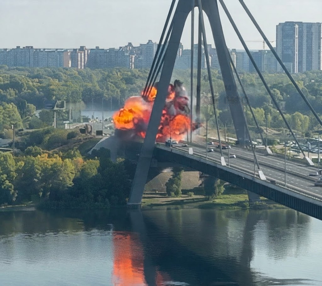 кадр удару по мосту.png