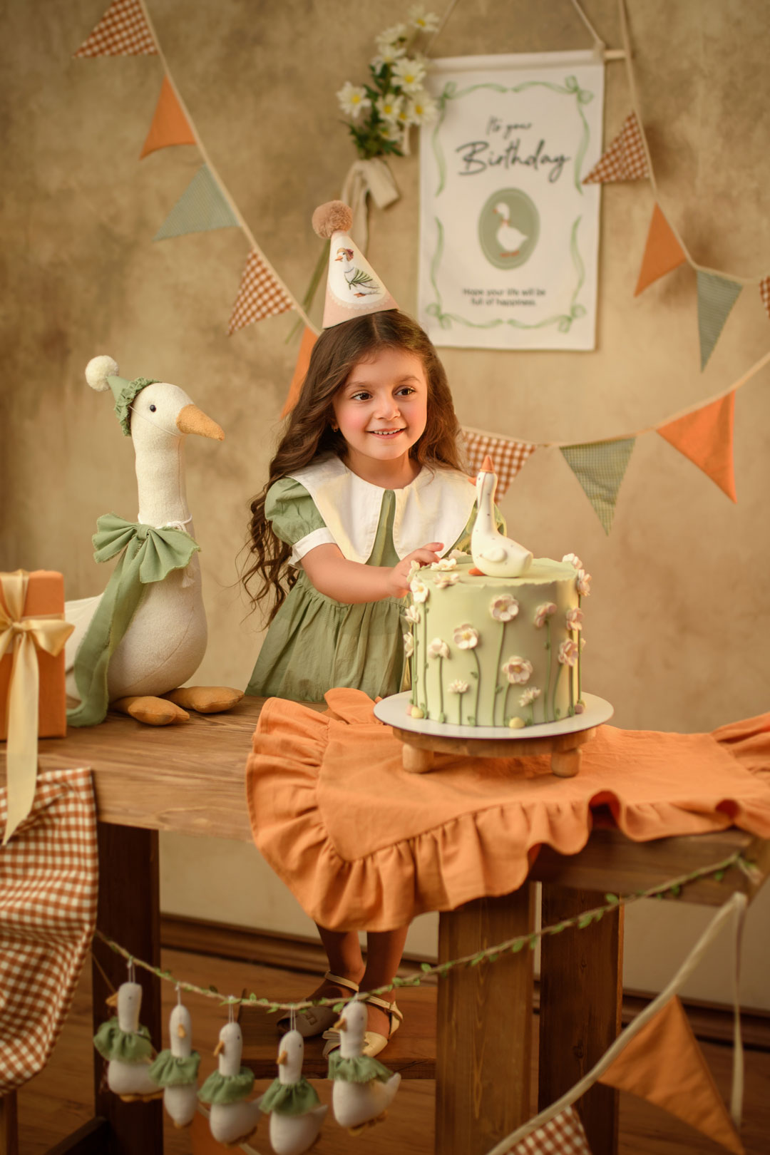 عکاسی کودک در مشهد با دکور کرمی و چیدمان ساده در آتلیه کودک نویسا