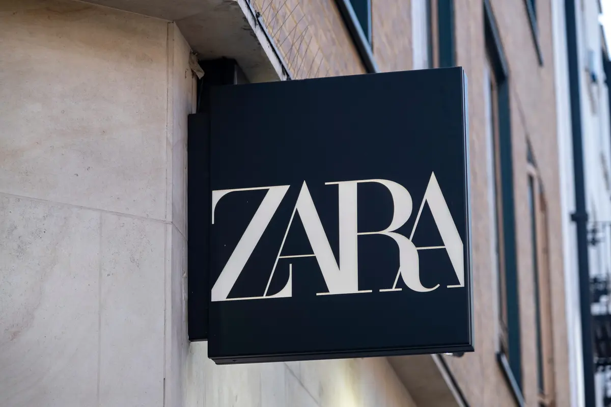 Rochii de tricouri aeriene ale lui Zara, inclusiv o imprimare cu gingham retro, au cinci ori mai mult preț