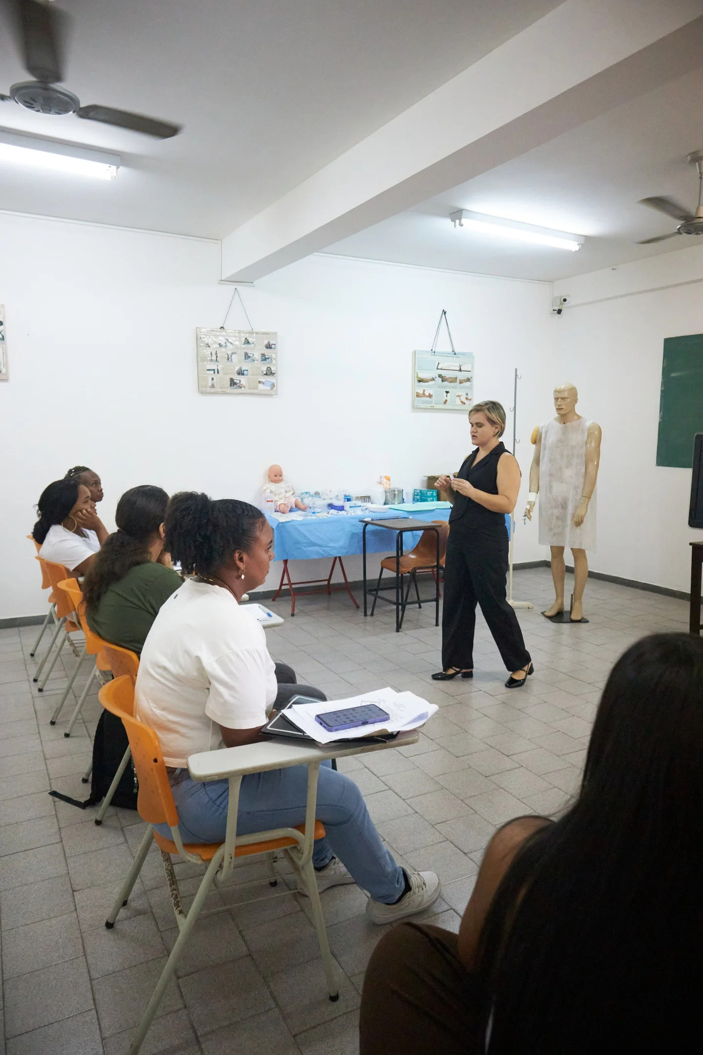 Alunos em aula teórica do curso de punção venosa ETAE