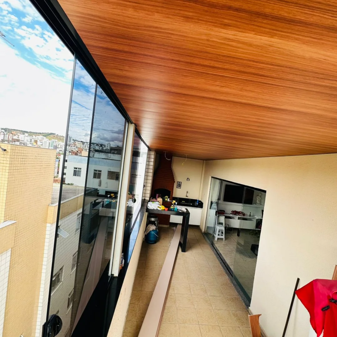 Acabamento de teto vinílico limpo e uniforme