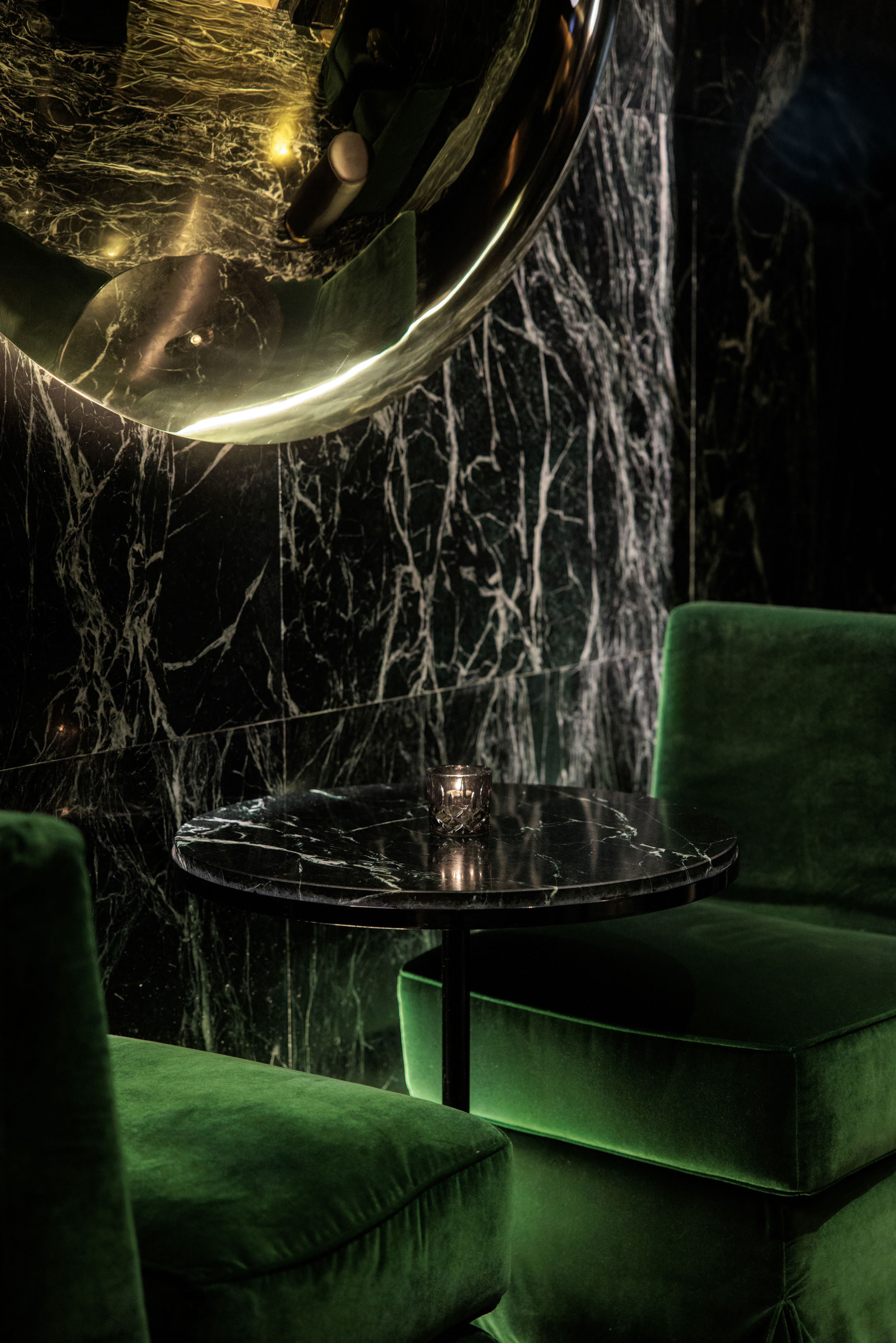 Jade Bar Roma dettaglio design Dettaglio del Jade Bar del The Rome EDITION con tavolino in marmo e poltrone verde smeraldo