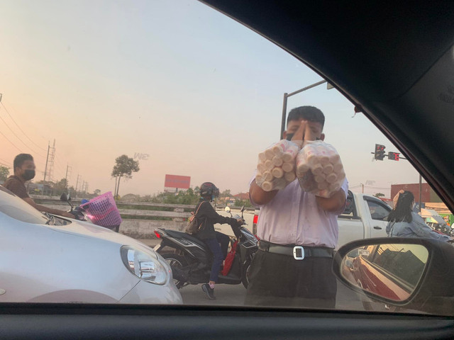 'เด็กขายนมเปรี้ยวกลางแยกไฟแดง' ความน่าสงสารหรือช่องทางธุรกิจ