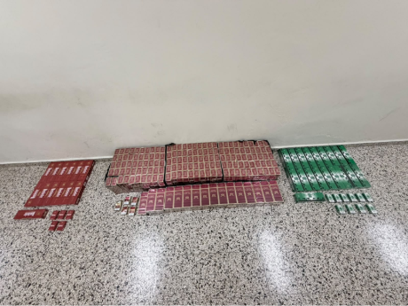 Policía Nacional ocupa más de 40,000 cigarrillos de presunta procedencia ilegal, dinero en efectivo y una persona es detenida durante allanamiento en La Vega.   .