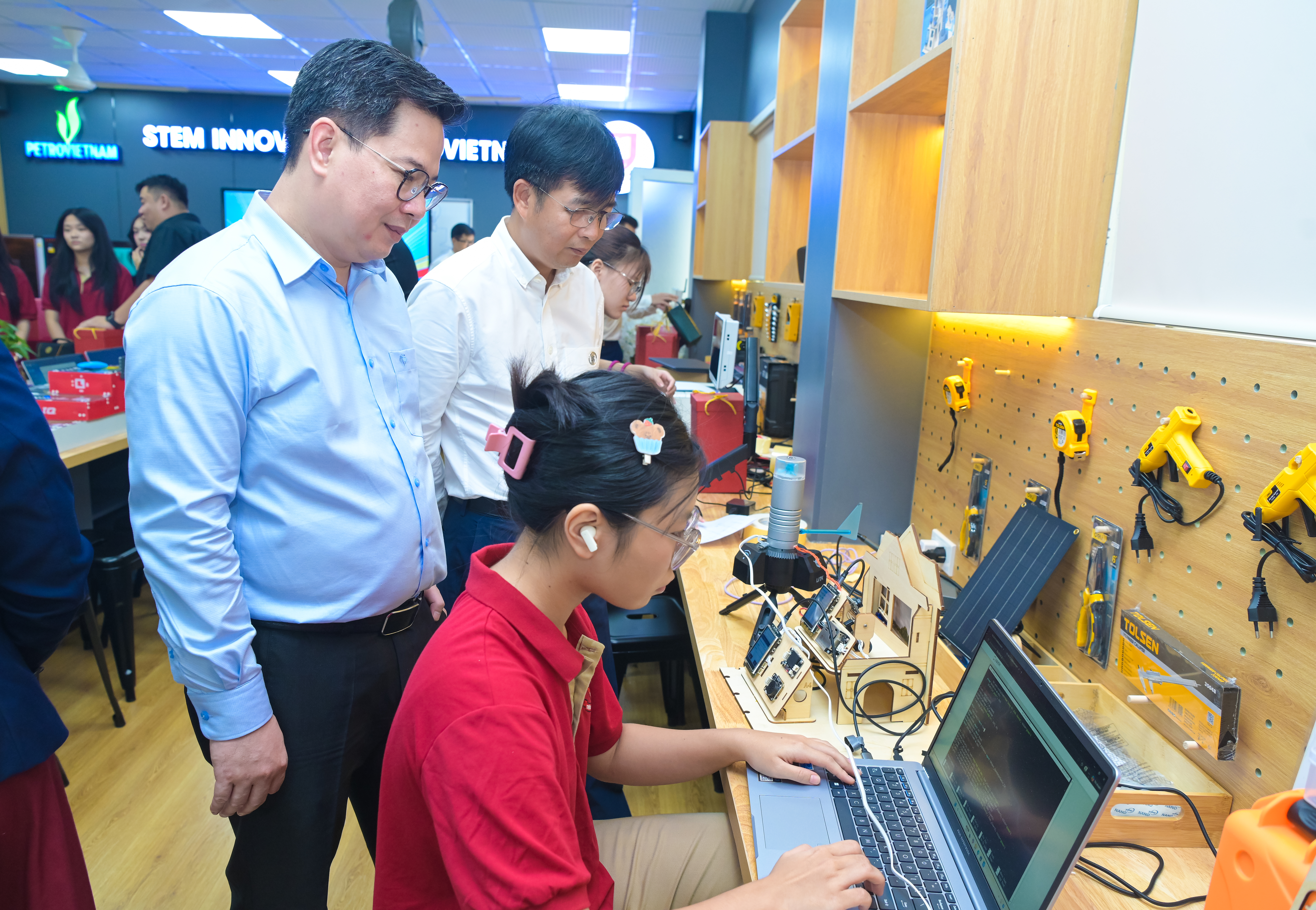Lễ khánh thành phòng STEM HES 17