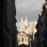 Montmartre &amp; ND de Lorette-Vue Rue Lafitte