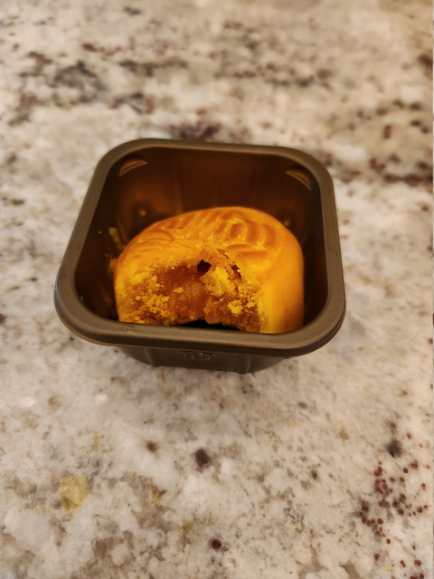 尝一尝流心奶黄月饼