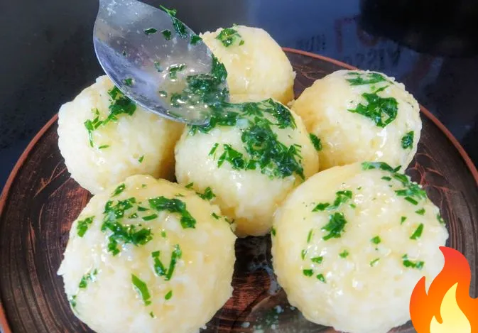 Постер Картофельные клёцки со сливочным маслом и зеленью