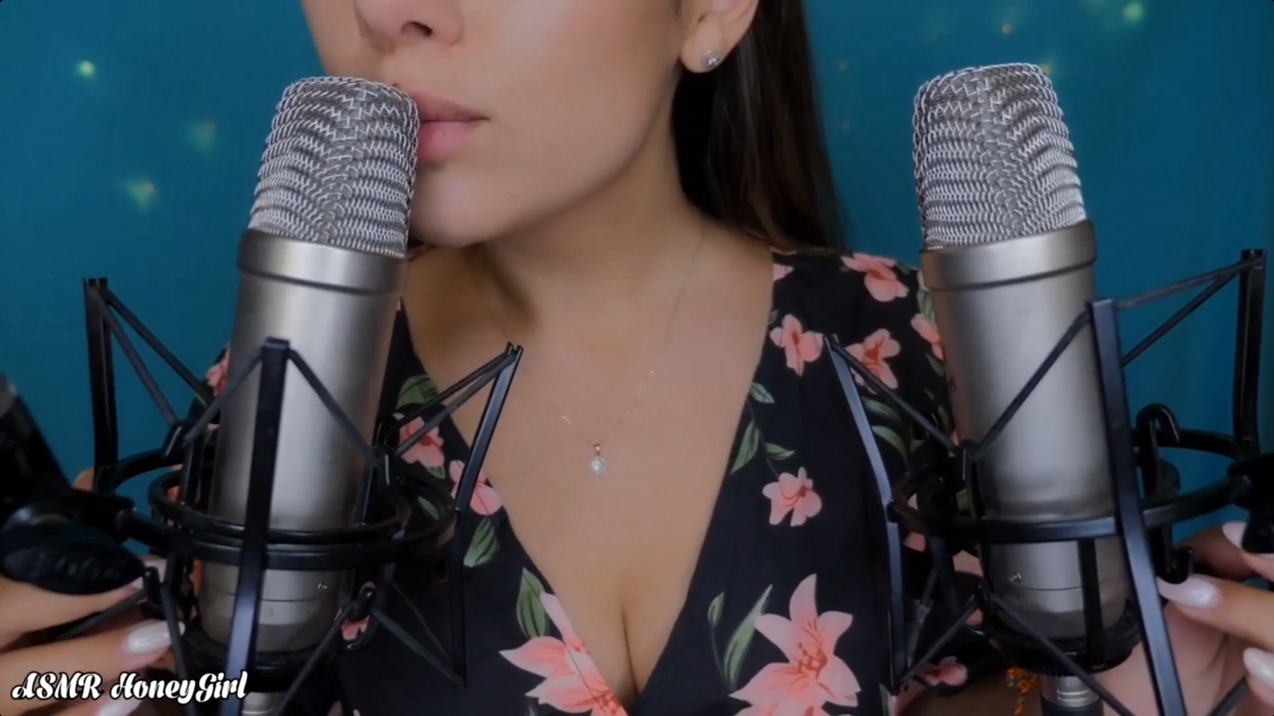 Duo Mics Licking [ HoneyGirl ]