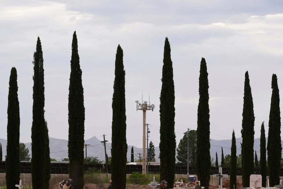 US-Mexico Border Sees Rush to Build 'Smart Wall