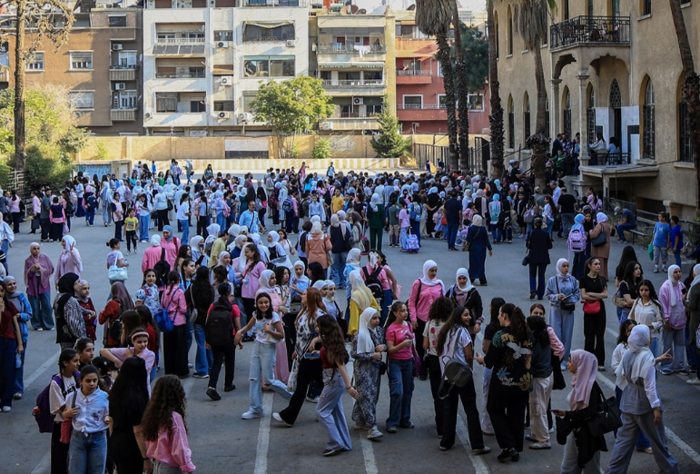 عام دراسي يبدأ بأكثر من 5 ملايين طالب.. لماذا عاد بعض الطلاب إلى منازلهم بعد بدء الدوام في سوريا؟