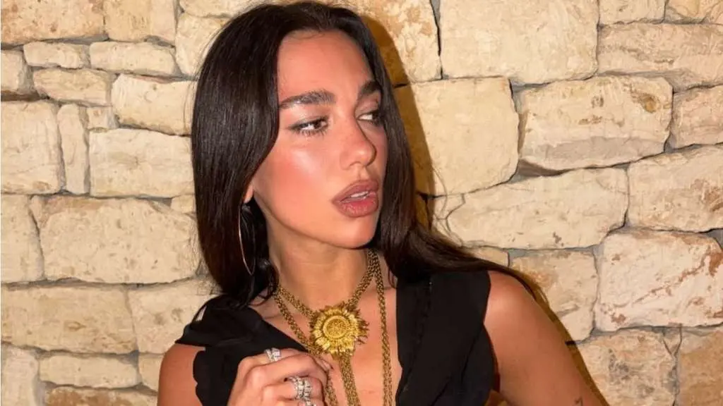 Dua Lipa Sizzles în $ 545 Bikini în luna de miere italiană