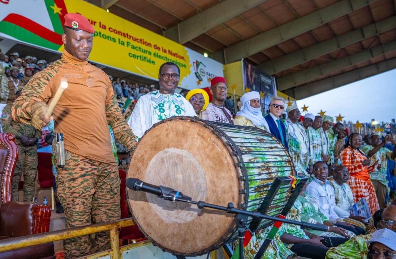 Illustration - SNC 2026 à Bobo-Dioulasso : le Burkina célèbre sa culture avec le Mali et le Niger, pendant que leurs soldats se battent