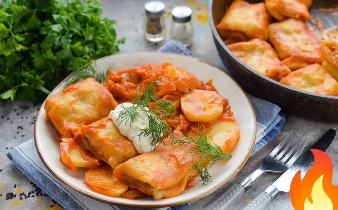 Постер Ленивые пельмени, тушенные с картошкой (на сковороде)