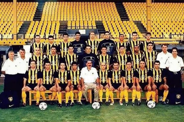 ΠΕΡΙΟΔΟΣ 2002-03 – Πρόεδροι: Χαρίλαος Ψωμιάδης, Ιωάννης Γρανίτσας

ΠΡΟΠΟΝΗΤΗΣ – ΡΟΣΤΕΡ
Προπονητής: Ντούσαν Μπάγεβιτς (Dusan Bajevic) – 1η Σεζόν

Τερματοφύλακες: Διονύσης Χιώτης – Χρυσόστομος Μιχαηλίδης – Σωτήρης Λυμπερόπουλος – Ηλίας Ατματσίδης – Γιάννης Αραμπατζής

Αμυντικοί: Μιχάλης Καψής – Μιχάλης Κασάπης – Νίκος Κωστένογλου – Βασίλης Μπορμπόκης – Νίκος Γεωργέας – Μαουρίτσιο Ράιτ – Μίχελ Κρέεκ – Γρηγόρης Τόσκας – Στέλιος Μαιστρέλλης – Στάθης Κάππος

Μέσοι: Βασίλης Λάκης – Βασίλης Τσιάρτας – Χρήστος Μαλαδένης – Κώστας Κατσουράνης – Θοδωρής Ζαγοράκης – Γρηγόρης Γεωργάτος – Βάλτερ Σεντένο – Μίλεν Πετκόφ – Λίβιο Αρμάντο Πριέτο – Δημήτρης Καραμέρης – Γιώργος Πάσιος – Ιβάν Ρούσεφ – Νίκος Πορτουλίδης

Επιθετικοί: Ντέμης Νικολαΐδης – Ίλια Ίβιτς – Σωτήρης Κωνσταντινίδης – Δημήτρης Ναλιτζής – Χρήστος Κωστής – Ηλίας Σολάκης