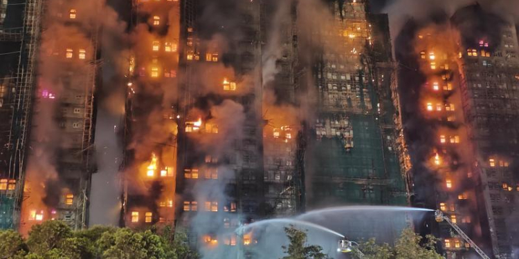 Hong Kong’daki yangında can kaybı 83’e yükseldi Hong Kong’daki yangında can kaybı 83’e yükseldi