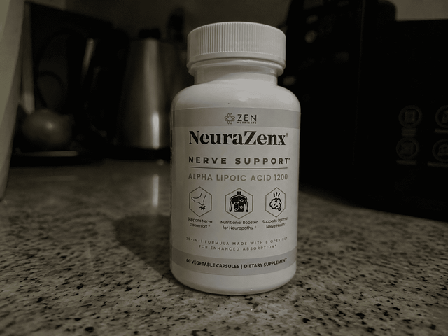 Frasco NeuraZenx de 60 cápsulas sobre una superficie de cocina