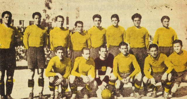 ΑΕΚ 1946-1947 Όρθιοι από αριστερά: Τζανετής, Γούλιος, Γάσπαρης, Χατζηβαρδέας, Λαζαρίδης, Παπαθεοδώρου, Παραγυιός Καθισμένοι από αριστερά: Εμμανουηλίδης, Μαρόπουλος, Ιγγλέσης, Εισσαγγελέας, Πούλης, Μητράκης