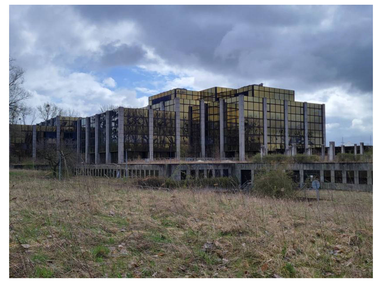 Titelbild fĂĽr Vom Nixdorf-Hauptsitz zum Lost Place: Wie das Almepark-BĂĽrozentrum in Paderborn unter den Hammer kommt