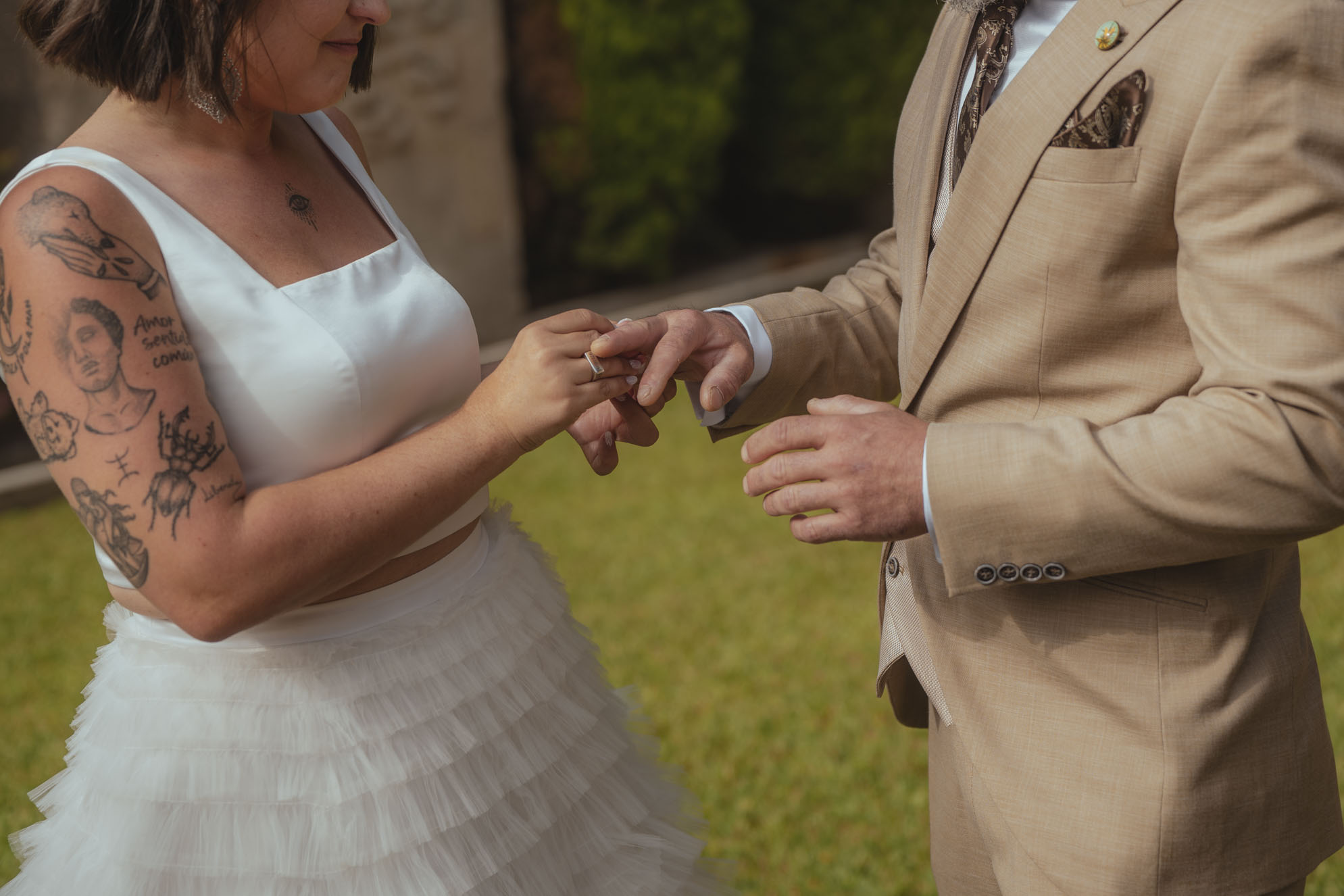 Fotografía de boda en Galicia mostrando los votos