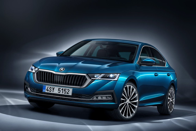 Škoda представила абсолютно новую Octavia. Фотографии экстерьера со всех ракурсов, подробности салона, моторы, характеристики, опции — теперь о четвертой «Октавии» известно почти все.Новая Škoda Octavia представлена сразу в двух типах кузова: лифтбэк и универсал. Автомобиль построен на модульной платформе MQB концерна Volkswagen, которая была доработана. При длине 4689 мм, новый лифтбэк на 19 мм длиннее аналогичного автомобиля предыдущего поколения. У версии Combi длина аналогичная, при этом по сравнению с прежней Octavia Combi удлинилась на 22 мм. Интересно, что колесная база не изменилась — 2686 мм, а в ширину машины выросли на 15 мм. Остальные габаритные размеры и объем багажника указаны на изображениях ниже.От четырёхглазой оптики в духе Mercedes-Benz дизайнеры Škoda решили отказаться, да и в целом облик «Октавии» подогнан под современный корпоративный стиль марки, поэтому в форме решетки радиатора, дизайне бамперов и светотехники можно найти сходство как с младшей моделью Škoda Scala, так и с флагманом Škoda Superb.Салон стал просторнее, особенно места прибавилось в ногах у пассажиров второго ряда. По аналогии с соплатформенным Volkswagen Golf 8 поколения внутри появились 10.25-дюймовые экраны приборной панели и мультимедийной системы, хотя в более простых версиях центральный экран будет 8.25-дюймовым. Физических кнопок и переключателей в целом убавилось, зато вместо традиционного вращающегося переключателя света фар слева от руля в новой «Октавии» установили именно кнопки, селектор коробки DSG заменили компактным джойстиком, а опциональным панорамным люком можно управлять при помощи сенсорной панели на потолке.Кстати, возможных «допов» новинке также добавили. В Европе за доплату можно будет заказать, например, проекционный дисплей, матричную оптику с динамическими поворотниками, вентилируемые передние кресла с массажем, трёхзонный климат-контроль, аудиосистему Harman/Kardon, розетку на 230 вольт, «спальный набор», который включает подголовники с откидными «ушками» и одеяла, а также расширенный набор электронных ассистентов.У Octavia четвертого поколения может быть четыре варианта подвески: стандартная, «спортивная» (клиренс на 15 мм меньше обычного), адаптивная DCC (минус 10 мм к дорожному просвету) и шасси с пакетом «плохие дороги» (плюс 15 мм к стандартной подвеске европейских версий машин). Комплектаций три, названия привычные: Active, Ambition и Style.

Линейка двигателей автомобилей для Европы указана на иллюстрации ниже. 1.0 TSI Evo — трехцилиндровый турбодвигатель, 1.5 TSI, 1.5 TSI G-TEC, 2.0 TSI и 2.0 TDI — четырёхцилиндровые. Коробки передач: 6-ступенчатая «механика», 7-ступенчатая DSG или 6-ступенчатая DSG на плагин-гибридной версии по имени Octavia iV.Такой гибрид может заряжаться от розетки как электромобиль. Запланированы две версии, причем обе оснащены турбомотором 1.4 TSI, которому помогает электромотор в трансмиссии. У них отличается совокупная пиковая мощность — 204 или 245 л.с. Тяговой батареи емкостью 13 кВт∙ч хватает на 55 км пробега в электрическом режиме. Однако расплатой за возможность ездить на электричестве стали менее вместительные багажники: 450 литров у лифтбека и 470 у универсала.Автомобили с коробкой DSG будут доступны и в виде «мягкого» гибрида с 48-вольтовым стартер-генератором и компактной литий-ионной батареей. Электромотор помогает бензиновому в первые секунды разгона и запускает двигатель в режиме старт-стоп, экономя до 10% топлива. Модификации с обозначением G-TEC — это машины с заводским метановым ГБО, битопливным двигателем 1.5 TSI мощностью 130 л.с., баллонами на 17.7 кг метана и девятилитровым бензобаком. Версии RS и Scout появятся позже.