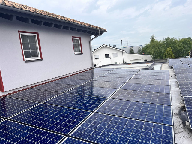Solaranlage in Wipperfürth nach der Flechtenentfernung – alle Module gleichmäßig sauber und tiefblau