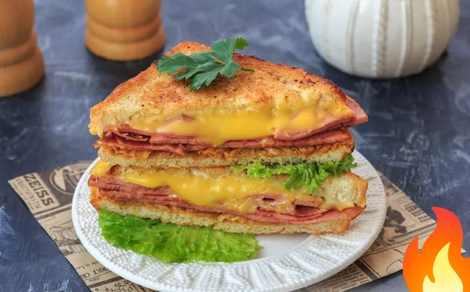 Постер Сэндвич с жареной колбасой и чипсами