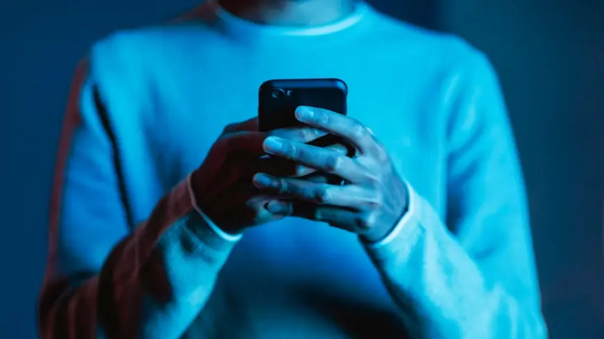 UK Eyes Midnight Social Media Cut-Off for Teens
