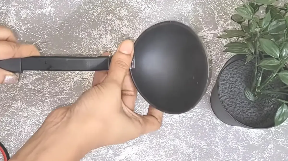 Motocicletă un ladle de supă veche într-un plantator de spânzurare fermecător