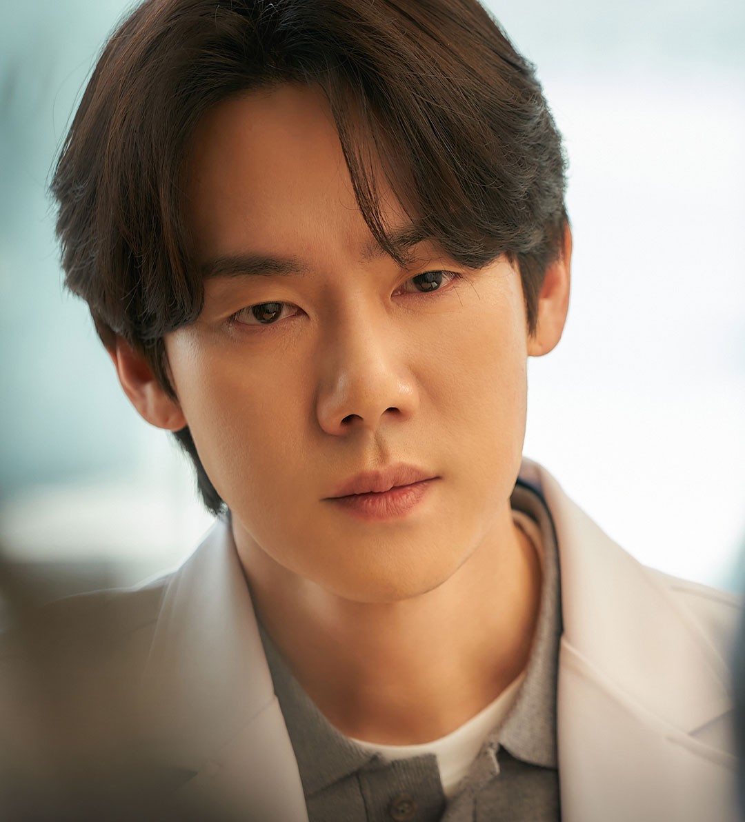 Yoo Yeon Seok, “The Perfect Lie” Dizisindeki Rolüne Nasıl Hazırlandığını, Dizinin İlgi Çekici Yanlarını ve Daha Fazlasını Anlattı
