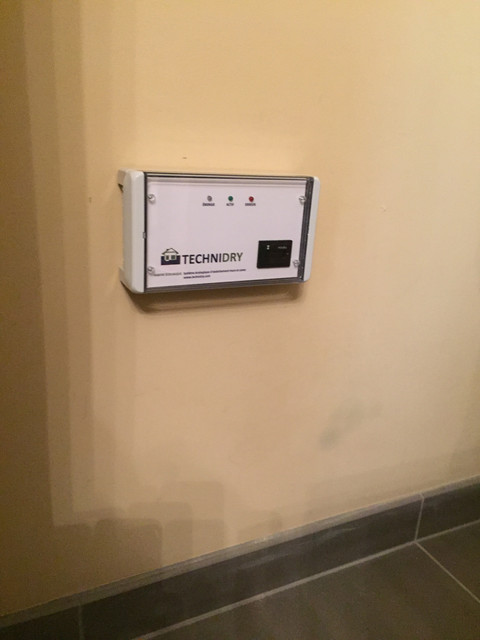 Boîtier Technidry installé sur mur – inversion de polarité – TECHNIDRY