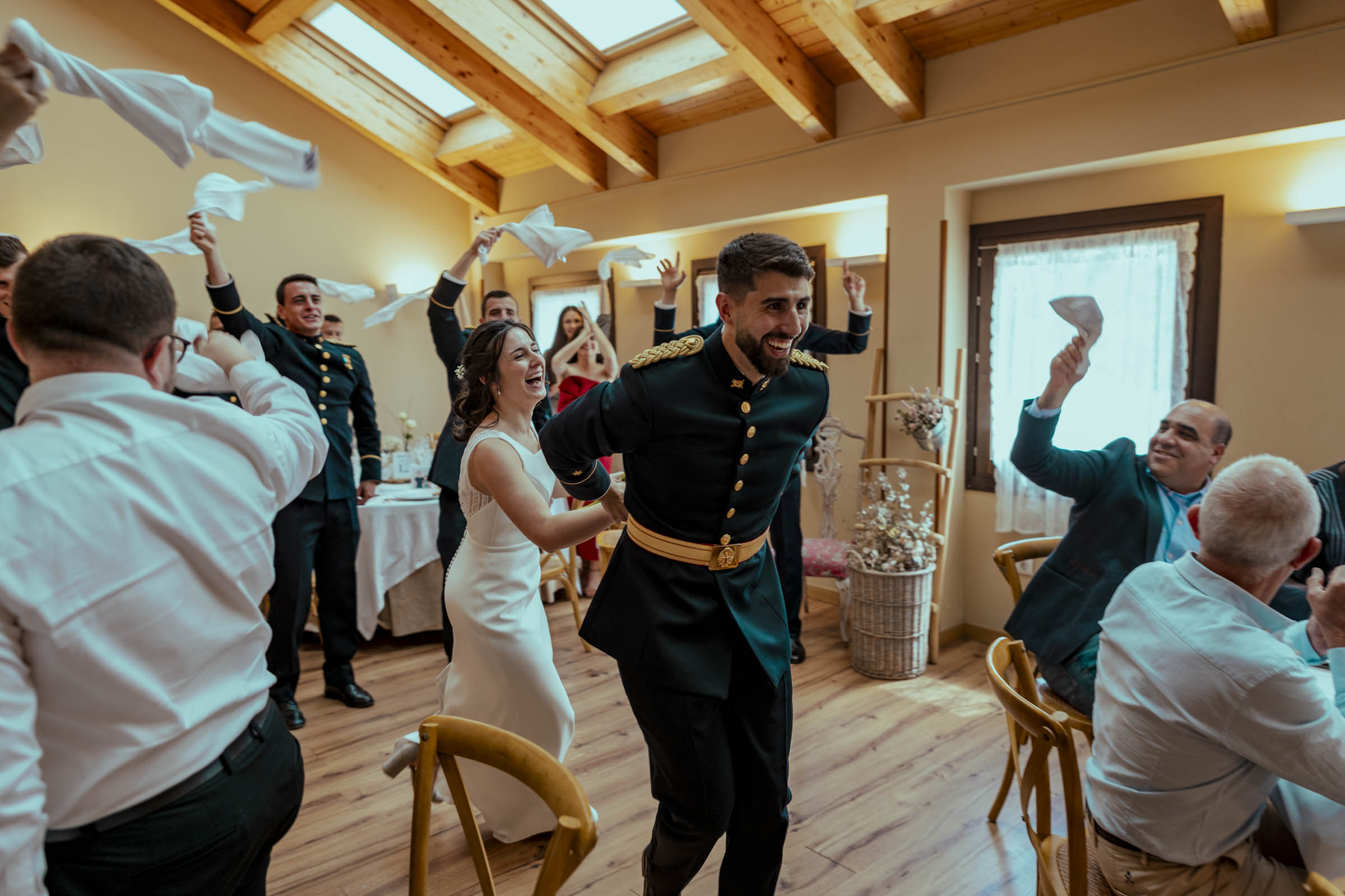 Fotografía de Pilar y Fernando compartiendo los primeros momentos de su celebración con familiares y amigos durante el cóctel de su boda en Zaragoza