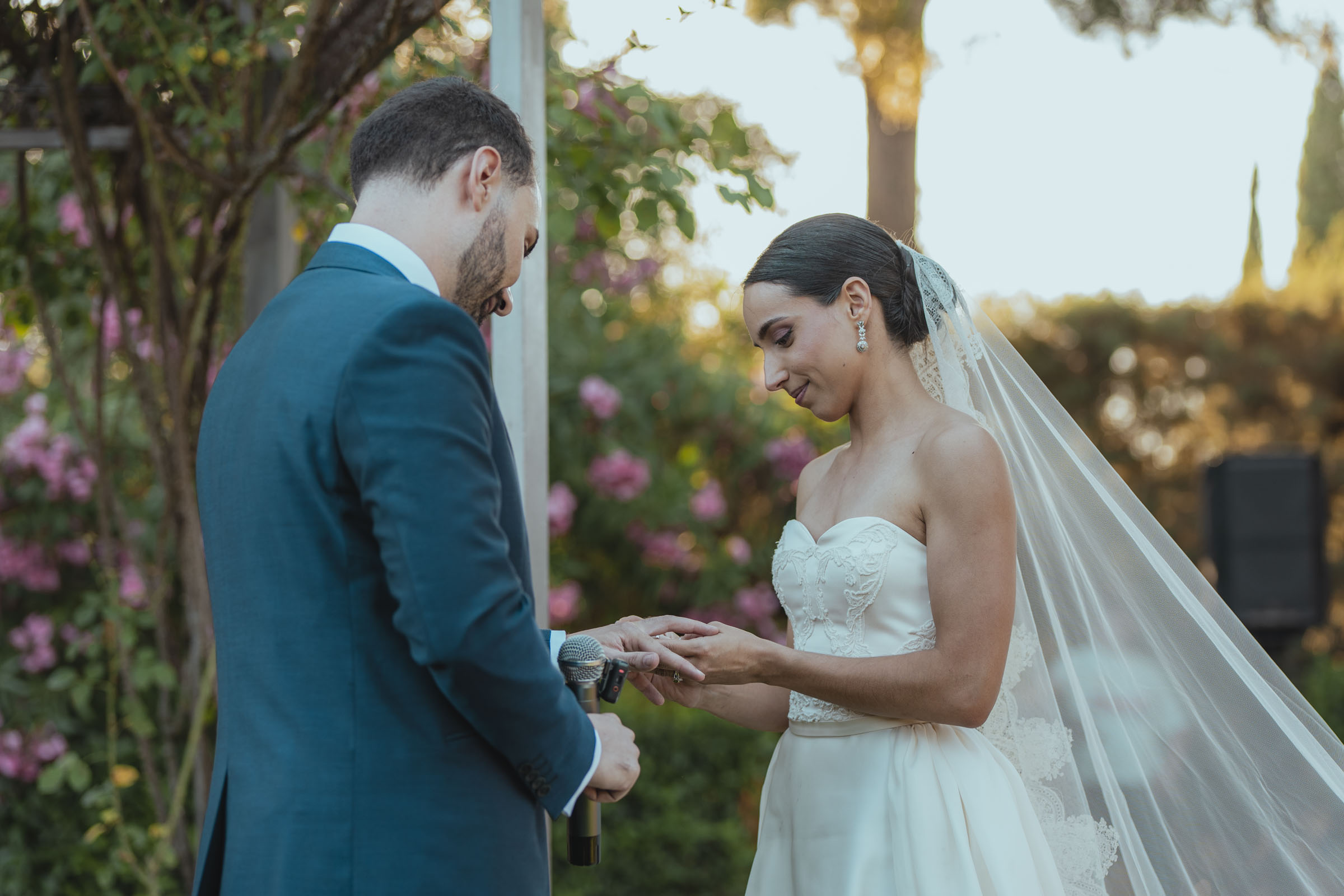 Fotografía de boda en Madrid capturando el intercambio de votos en Espacio NÜA