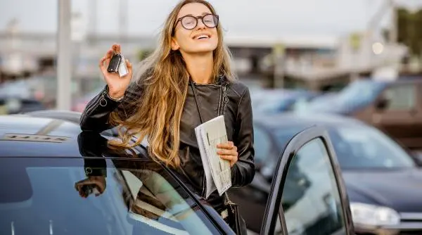Evadează cu mașina închiriată fără garanție