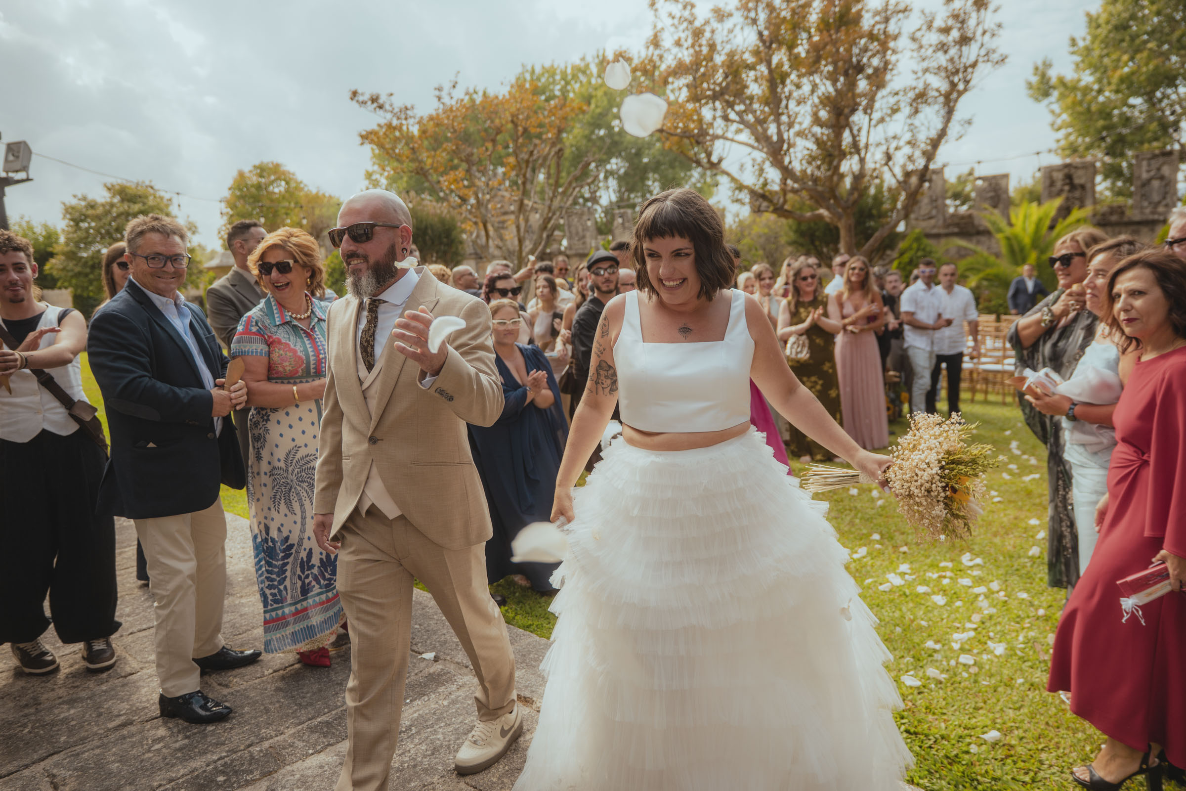 Fotografía de boda en Galicia de la salida de los novios de la iglesia rodeados de familiares y amigos