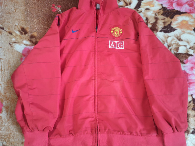 man-utd-jacket-red-stripes