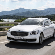 KIA K900.