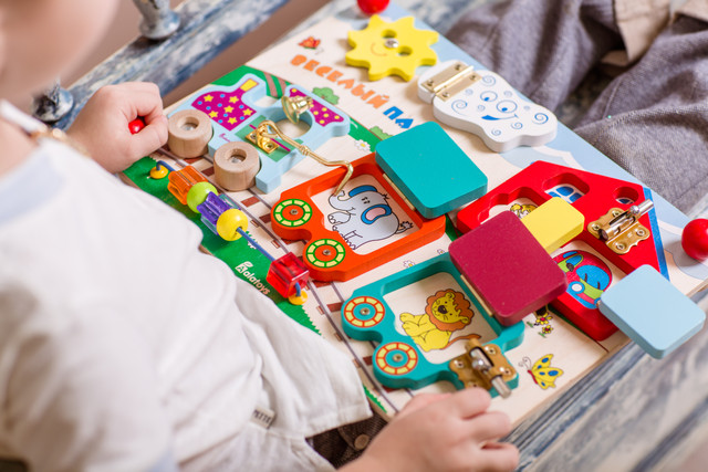 игрушки в дорогу 2 года для ребенка. автотрек мертвая петля fisher price. игрушки годовалому в самолет. игрушки для мальчиков 3 года. игрушки в дорогу для ребенка 1 год.