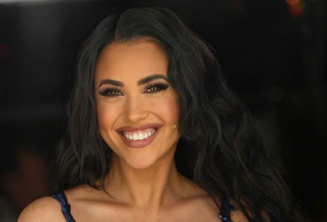 Claudia-Ruggeri-Wallpapers-Insta-Fit-Bio.png