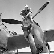 Lockheed-P-38-Lightning-mechanic