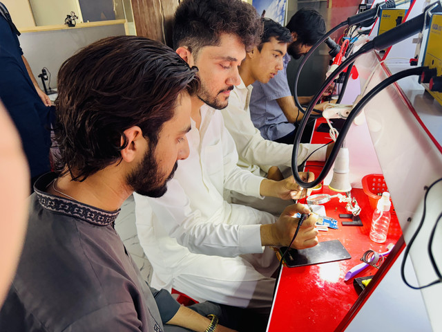 Mobile Repairing Course i Smart Training Institute (26).jpg