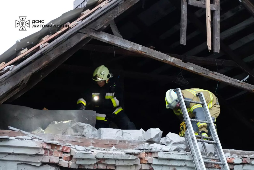 Наслідки обстрілу Житомира 22 жовтня показали рятувальники ДСНС: руйнування будинків і травмовані люди