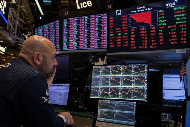 Wall Street retreats as chip sell-off and rising oil pressure weigh on sentiment