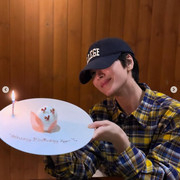 송혜교, '절친' 목정욱 결혼 축하 현장 공개... 모자 써도 돋보이는 소탈한 미모