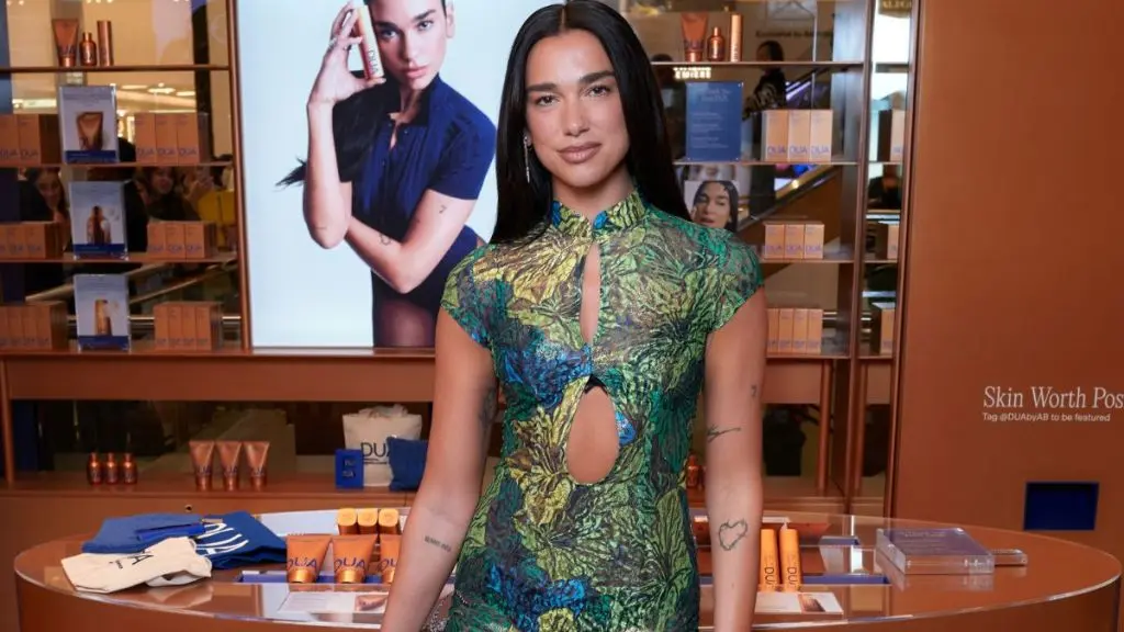 Dua Lipa strălucește într-o rochie spectaculoasă
